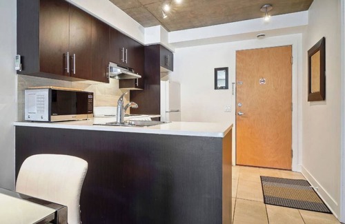 Quartier des Spectacles Condo | #172 Modern, Comfortable & Access to Terrace