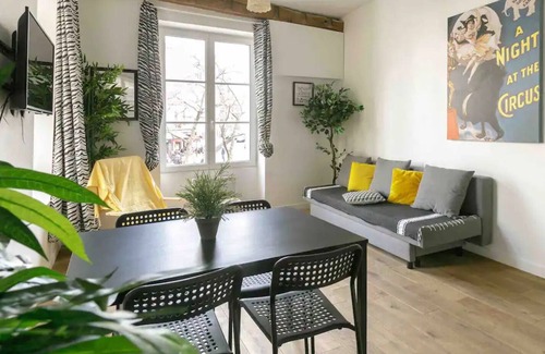 5th Arrondissement Apartment | 17thcent Townhouse - Contrescarpe Square Adorned With Verdant Trees& Stone Bench