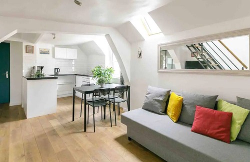 5th Arrondissement Apartment | 17thcent Townhouse - Contrescarpe Square Adorned With Verdant Trees& Stone Bench