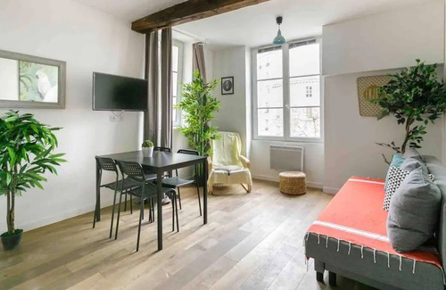 5th Arrondissement Apartment | 17thcent Townhouse - Contrescarpe Square Adorned With Verdant Trees& Stone Bench