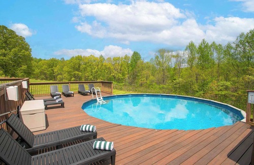Fairview Cabin | 18-Acre Hideaway: Hot Tub