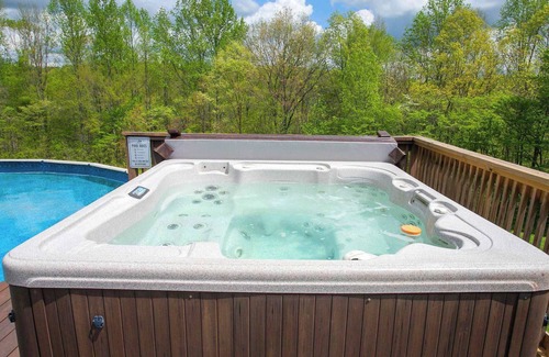 Fairview Cabin | 18-Acre Hideaway: Hot Tub
