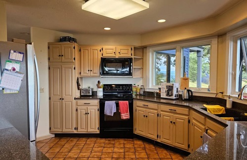 White River Junction House | 180-degree panoramic views of Vermont's mountains from the Living room, Hot Tub