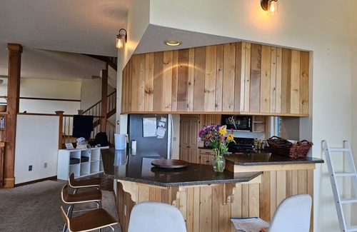 White River Junction House | 180-degree panoramic views of Vermont's mountains from the Living room, Hot Tub