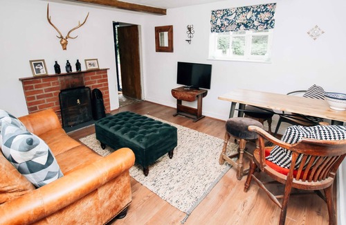 Reydon Cottage | 1800s OFF THE GRID Experience - The Cottage in the woods