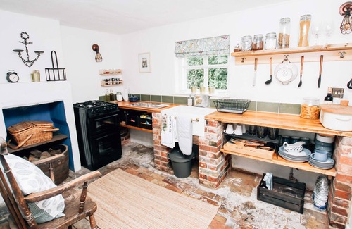 Reydon Cottage | 1800s OFF THE GRID Experience - The Cottage in the woods