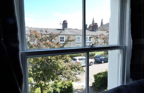 Swindon Apartment | 1840's Railway Cottage - Sleeps 4 & Parking