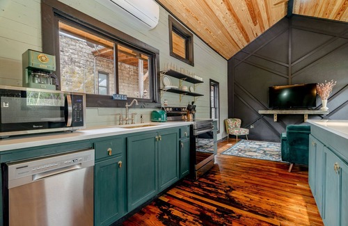 Beaver Cabin | 1870 Luxury Art Deco Train Depot at the Lake