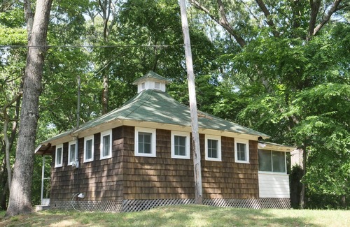 The Heights Cottage | 1880's Boathouse on a hill. Short walk to Crescent Beach.
