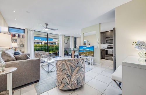 Kihei Condo | $189/Oct Special! Beach chic condo directly across from beach! Pool & BBQ!