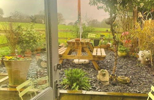 Snitterfield House | 18th Century Cosy Cottage with Stunning Views