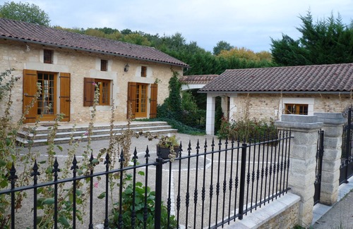 Chateau-l'Eveque House | 18th century farmhouse, fully renovated, well-equipped, pets welcome.