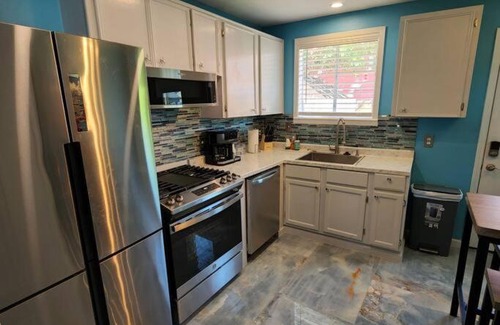 San Jacinto House | 18Th Street - Galveston Seawall Close to Attractions! Remodeled!