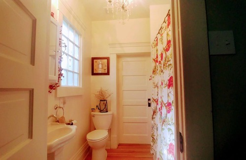 North End House | 1906 Victorian Cottage located in the heart of Hyde Park