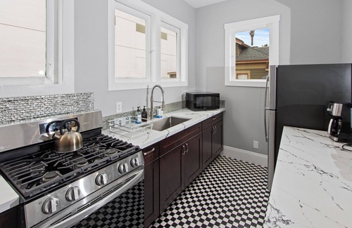 Little Italy House | 1920 VIctorian Home 8 BDR 3BA Heart of lIttle Italy Large Families or Business