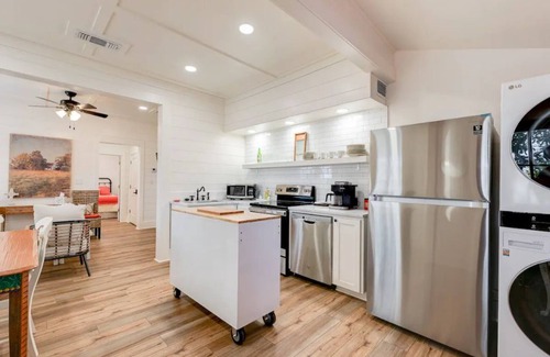 Laurel House | 1930's Bungalow steps away from Laurel's Historic District!