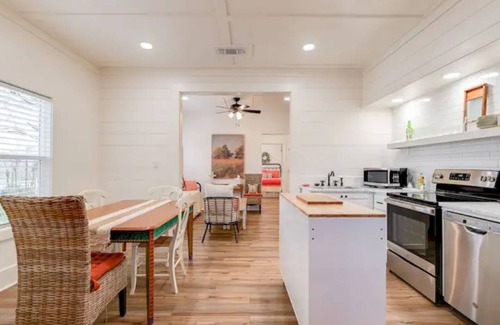 Laurel House | 1930's Bungalow steps away from Laurel's Historic District!