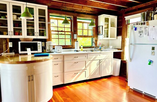 Guilford Cottage | 1930s Waterfront Cottage on Tuttle's Point