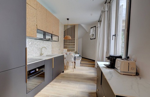 Quartier du Faubourg-Montmartre Apartment | 194 Suite Parisian house
