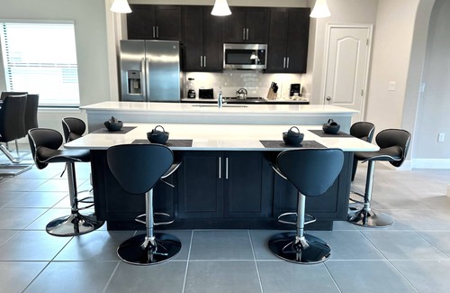 Haines City House | 194KB: Modern 6 Bedroom Pool Home Near Legoland