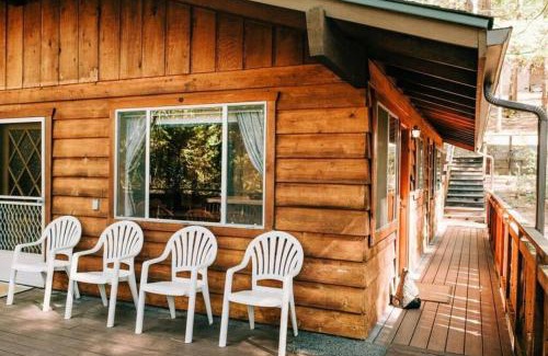 North Wawona Ski Chalet | 19B Yosemite Retreat in the Meadows