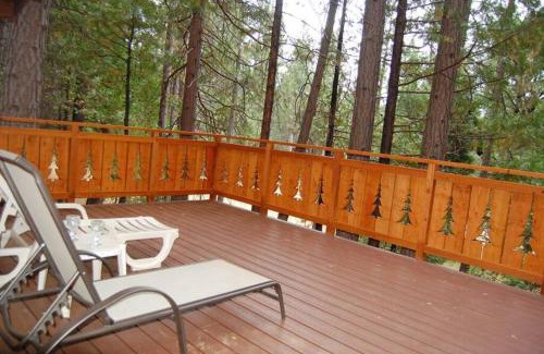 North Wawona Ski Chalet | 19B Yosemite Retreat in the Meadows
