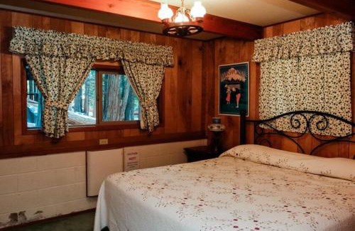 North Wawona Ski Chalet | 19B Yosemite Retreat in the Meadows