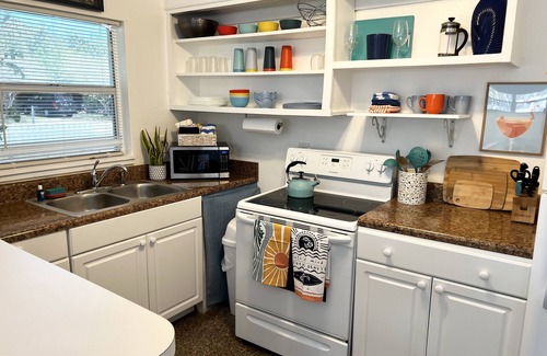 Cocoa Beach Cottage | 1B/1B 2 blocks the Beach, near downtown Cocoa Beach