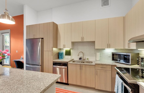 Fort Worth Apartment | 1B1B LUX 1st Flr Apt-2min to TCU+King Bed+Pool+Gym
