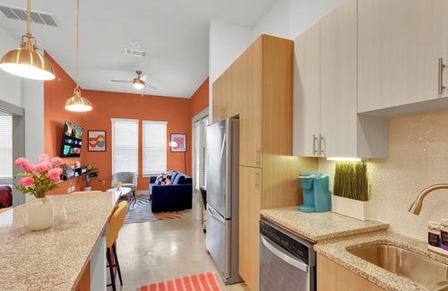 Fort Worth Apartment | 1B1B LUX 1st Flr Apt-2min to TCU+King Bed+Pool+Gym