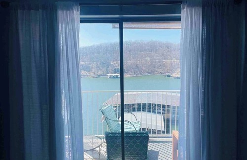 Lake Ozark Condo | 1bd 1 ba Lakeview Condo with private balcony