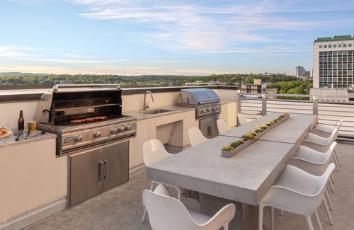 Civic District Resort | 1BD/Austin - Rooftop Pool & Firepit, BBQ!