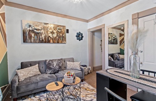 Lower East Side Apartment | 1bdrm Apt Near Lake Michigan-off street Parking / Pet friendly