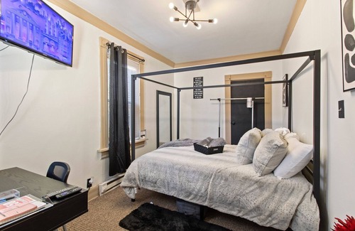 Lower East Side Apartment | 1bdrm Apt Near Lake Michigan-off street Parking / Pet friendly