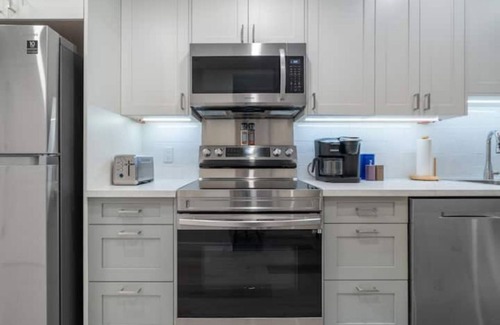 Calgary Apartment | 1Bdrm Suite- Howse Den