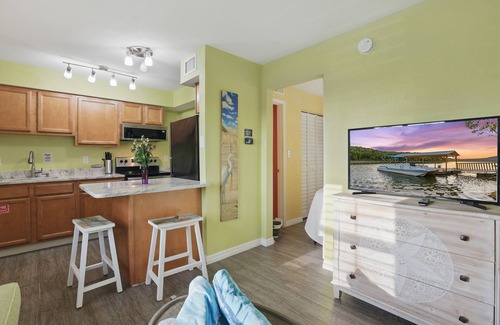 Cocoa Beach Apartment | 1Bed/1Bath Upstairs Cottage, Steps to the Ocean, Perfect for Couples