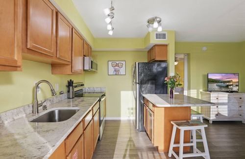 Cocoa Beach Apartment | 1Bed/1Bath Upstairs Cottage, Steps to the Ocean, Perfect for Couples