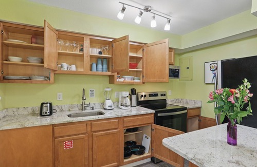 Cocoa Beach Apartment | 1Bed/1Bath Upstairs Cottage, Steps to the Ocean, Perfect for Couples
