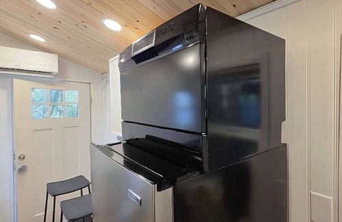 Woodland Hills Cottage | 1BR 1BA tiny home with W/D a few steps away from Kaiser Woodland Hills