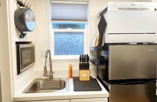 Woodland Hills House | 1BR/1BA with Washer/Dryer, Walk to Kaiser