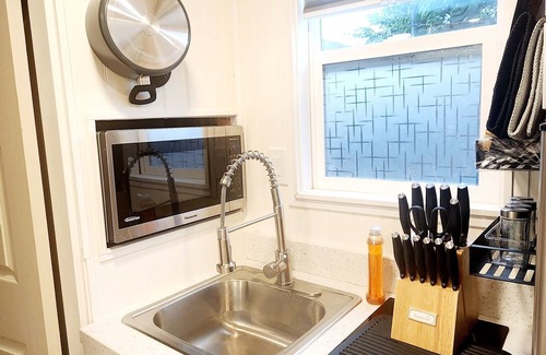 Woodland Hills House | 1BR/1BA with Washer/Dryer, Walk to Kaiser