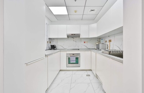 Jumeirah Lake Towers Apartment | 1BR Gem with Lake View Plus Pool & Gym Access