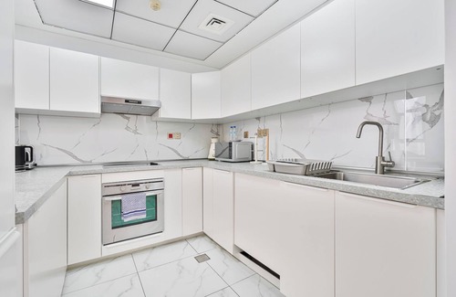 Jumeirah Lake Towers Apartment | 1BR Gem with Lake View Plus Pool & Gym Access