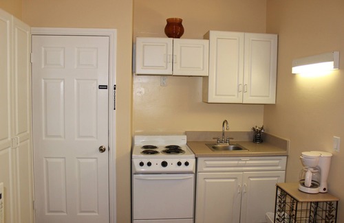 Vista House | 1BR Guest Apartment On Private Estate -KING BED- Pick Oranges by the Front Door