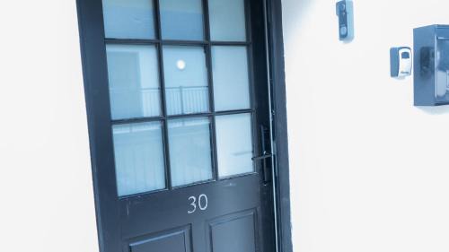 Burton on Trent Apartment | 1BR Sleeps 4, 3 mins from City centre & Local Gems