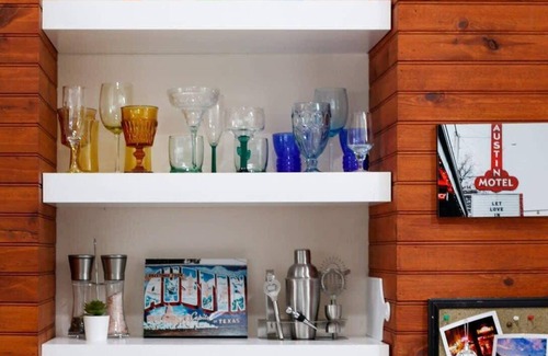 South Congress House | 1br, SoCo - Retro Cowboy Studio - Portoro