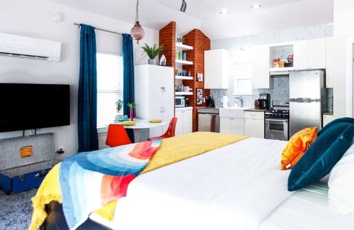 South Congress House | 1br, SoCo - Retro Cowboy Studio - Portoro