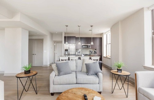 Downtown Baltimore Apartment | 1BR Stylish Apartment With Rooftop Deck & Pool