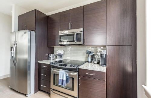 Downtown Baltimore Apartment | 1BR Stylish Apartment With Rooftop Deck & Pool
