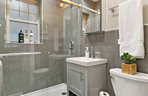 Lakeview Apartment | 1BR Stylishly Furnished Apt in Lakeview